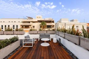 ein Balkon mit Tisch und Stühlen auf einem Gebäude in der Unterkunft The Park Suites by IRES LAR in Santa Cruz de Tenerife