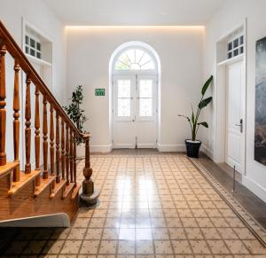 un couloir avec un escalier et une porte blanche dans l'établissement The Park Suites, à Santa Cruz de Tenerife