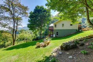 Zahrada ubytování Pet-Friendly Waynesville Retreat with Hot Tub!