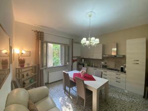 eine Küche mit einem Tisch und einem Esszimmer in der Unterkunft Campagna Toscana - A casa di Vale in Pistoia