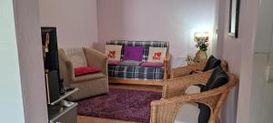 - un salon avec deux chaises et un canapé dans l'établissement Casa Lavradores, Torrao, à Torrão