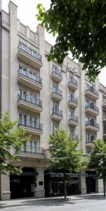 een groot gebouw met balkons aan de zijkant bij Catalonia Diagonal Centro in Barcelona