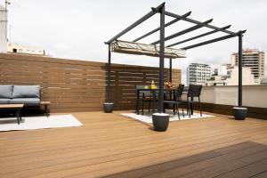 a patio with a table and chairs on a roof at Tgna Reding 22 in Tarragona