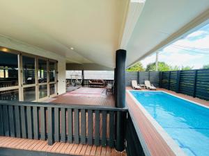 ein Haus mit einem Pool und einer Terrasse in der Unterkunft Villa Honey Rose - Rarotonga in Arorangi