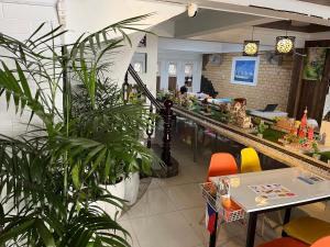 un restaurant avec un bar pourvu de chaises et de plantes dans l'établissement Nguyen Shack - Sai Gon, à Hô-Chi-Minh-Ville