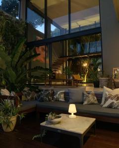 Designer Villa with solar power at epic eco-beach tesisinde bir restoran veya yemek mekanı