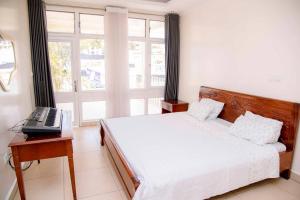 Ένα ή περισσότερα κρεβάτια σε δωμάτιο στο Door to Kigali City Center