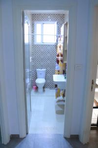 a bathroom with a toilet and a sink at séjournez auprès de toutes les commodités in Sousse