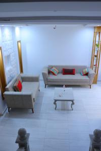 a living room with two couches and a coffee table at séjournez auprès de toutes les commodités in Sousse