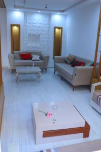 a living room with couches and a coffee table at séjournez auprès de toutes les commodités in Sousse