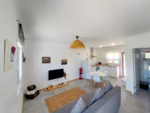 ein Wohnzimmer mit Sofa und Tisch in der Unterkunft A Casa do Arez in Alcácer do Sal