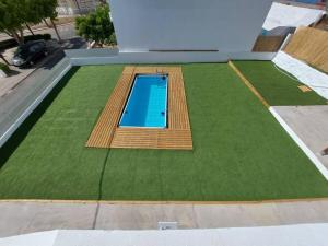 eine Draufsicht auf ein Schwimmbad an einem Gebäude in der Unterkunft A Casa do Arez in Alcácer do Sal