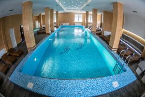 einen Pool in einem Hotelzimmer mit großem Pool in der Unterkunft Apartmani Elixir in Nova Pazova