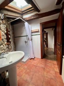 Ванная комната в Casa Rural Basiver - Habitación Braña de Los Tejos