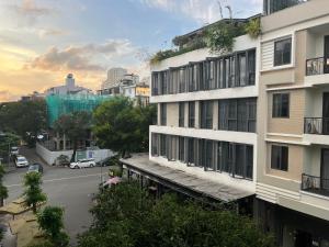 胡志明市的住宿－Nguyen Shack - Sai Gon，享有城市街道和建筑的景色