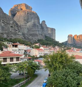 卡蘭巴卡的住宿－Grand View Suites Meteora，享有以山为背景的城市美景