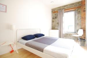 Cama ou camas em um quarto em Alt Hostel