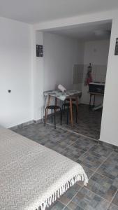 Cette chambre comprend un lit et une table. dans l'établissement Apartmani Bogdanovic Studio 1, à Vrdnik