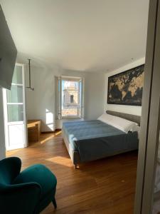 um quarto com uma cama com um quadro na parede em B&B Aganita em Ancona
