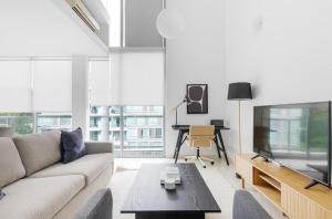 新加坡的住宿－The Luxe Loft 2Bedroom Apartment in Singapore!，带沙发和电视的客厅