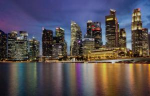 Blick auf eine Stadt mit einer Skyline der Stadt in der Nacht in der Unterkunft The Luxe Loft 2Bedroom Apartment in Singapore! in Singapur