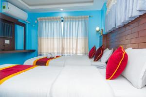 Hotel The Billabong Garden Pokhara 객실 침대
