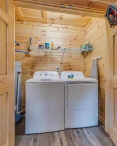 een wasmachine en droger in een houten kamer bij Paws in the Air in Pigeon Forge