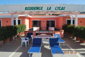 un restaurante con mesas azules y sillas frente a él en La Cycas, en Villammare
