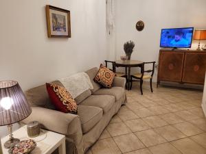 un soggiorno con divano e tavolo di Frascati antica a Frascati