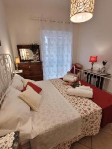 una camera da letto con un grande letto con cuscini sopra di Frascati antica a Frascati
