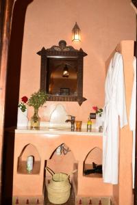 La salle de bains est pourvue d'un lavabo et d'un miroir. dans l'établissement Dar Tuscia, à Marrakech