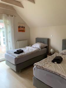 um quarto com 2 camas e uma janela em Haus Seeblick Nr 48 em Geeste