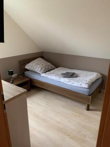 Dormitorio pequeño con cama en el ático en Haus Seeblick Nr 48, en Geeste