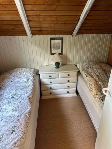 1 Schlafzimmer mit 2 Einzelbetten und einem Nachttisch in der Unterkunft Vacation House In Arrild Ferieby in Toftlund + 9 Fotos
