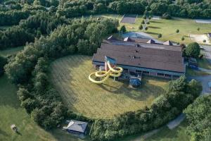 eine Luftansicht eines Gebäudes mit einer großen gelben Skulptur in der Unterkunft Vacation House In Arrild Ferieby in Toftlund