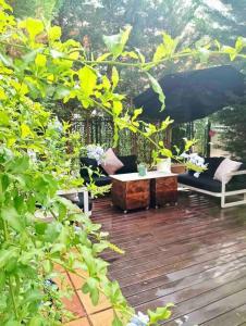 een patio met een tafel en stoelen en een parasol bij Adosado residencial -4km centro in Logroño