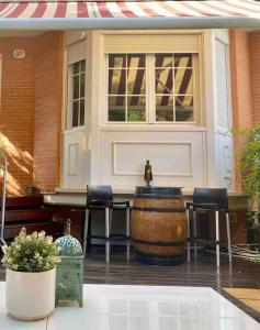 un patio con una mesa y un barril de vino en Adosado residencial -4km centro, en Logroño