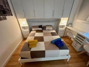 - une chambre avec un grand lit dans l'établissement The Small White House In Milan, à Milan
