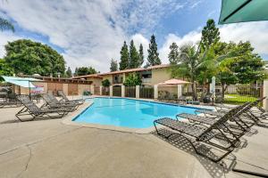 una piscina con tumbonas alrededor en Ideally Located San Diego Getaway with Pool Access, en San Diego