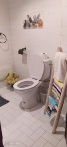 La salle de bains est pourvue de toilettes blanches. dans l'établissement maison d'hôtes Le petit jardin Marrakech, à Marrakech