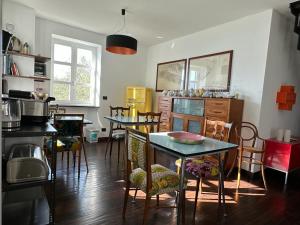 una cucina con due tavoli e sedie in una stanza di Il Gelso a San Bartolomeo