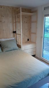 - une chambre avec un lit blanc et une fenêtre dans l'établissement Logies Prinsewyk De Knipe/Oranjewoud, 