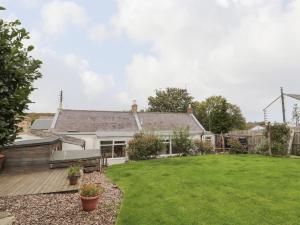 an image of a house with a yard at Victoria Cottage in Berwick-Upon-Tweed