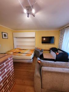 sala de estar con cama y sofá en Schnuckeliges Appartement in Prien am Chiemsee, en Prien am Chiemsee