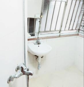 W łazience znajduje się umywalka i lustro. w obiekcie Da Tree Homestay w mieście Hanoi