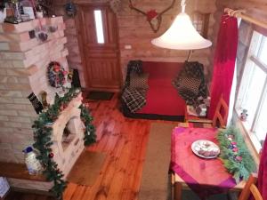 una vista aérea de una sala de estar con adornos navideños en Cabin with a sauna& pond+a hot Tub(additional fee) en Ķeņini