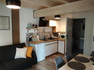 Kuchyňa alebo kuchynka v ubytovaní Apartamenty Równia 2