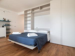 a bedroom with a large bed with blue sheets at Appartamento le isole M in Portovenere