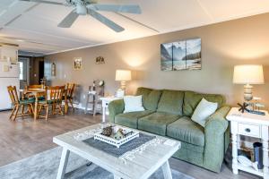 sala de estar con sofá verde y mesa en Cozy Vermont Escape - Patio, Lake and Mountain Views, en Barton