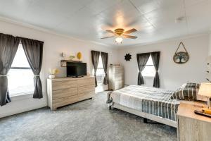 En eller flere senge i et værelse på Cozy Vermont Escape - Patio, Lake and Mountain Views